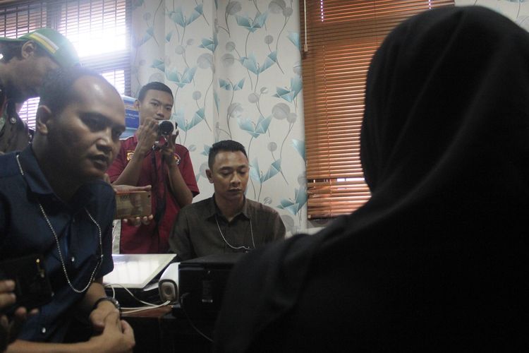 Pemilik wedding organizer HL Cianjur, BJM (27) saat menjalani pemeriksaan di Unit 1 Sat Reskrim Polres Cianjur, Kamis (20/2/2020). BJM telah dijadikan tersangka atas perkara dugaan penipuan dan penggelapan tersebut.