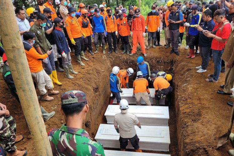 Pemakaman korban pembunuhan dukun pengganda uang di Desa Balun, Kecamatan Wanyasa, Banjarnegara, Jawa Tengah, Selasa (4/4/2023) sore. 