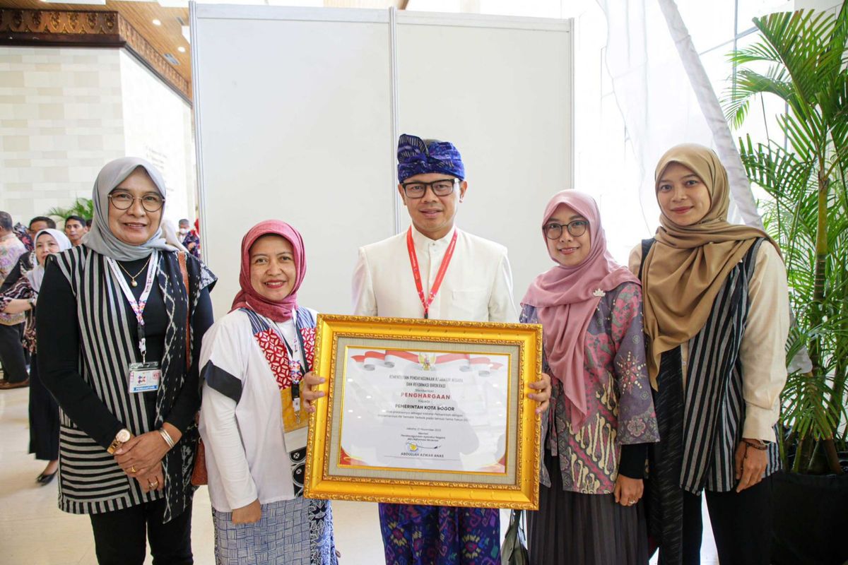 Wali Kota Bogor Bima Arya Sugiarto saat menerima penghargaan Instansi Pemerintah dengan Implementasi Reformasi Birokrasi Tematik Terbaik Tahun 2023.