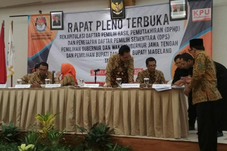 Rapat Pleno Terbuka Penetapan Daftar Pemilih Sementara Pemilihan Bupati dan Gubernur Jawa Tengah, KPU Kabupaten Magelang, di Artos Hotel, Rabu (14/3/2018).