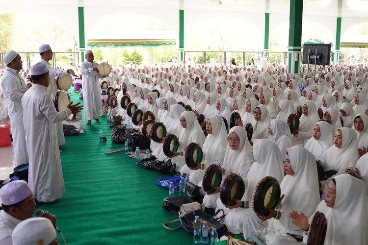 Pemerintah Kabupaten (Pemkab) Tanah Bumbu menggelar Tabuhan Seribu Rebana untuk merayakan pembangunan Pendopo Serambi Madinah di kawasan Kantor Bupati Tanah Bumbu, Senin (02/10/2023) pagi.
