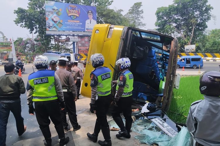 Diduga menghindari tumpahan oli di jalan, bus Karunia Bakti jurusan Garut-Jakarta terguling di tikungan Tapal Kuda, Cugenang, Cianjur, Jawa Barat, Kamis (28/08/2019)