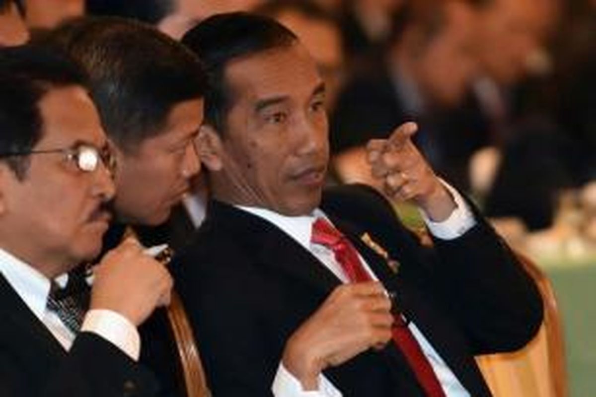 Presiden Joko Widodo (kanan) duduk berdampingan dengan Menteri Koordinator Perekonomian Sofyan Djalil (kiri) saat acara Indonesia Business Forum untuk promosi di bidang investasi dan perdagangan di Indonesia, di Tokyo, Selasa (24/3/2015). Jokowi dijadwalkan berada di Jepang selama 4 hari.
