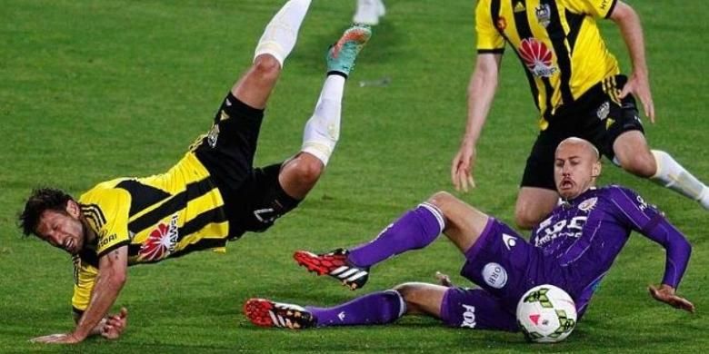 Pemain Perth Glory, Ruben Zadkovich (biru) saat menjegal lawannya dari klub Wellington Phoenix dalam salah satu laga Liga Australia. Akibat tekel keras ini, Ruben langsung mendapat kartu merah hanya 17 detik setelah masuk ke dalam lapangan.