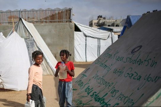 Anak-anak di Gaza Tak Tahan Lagi dengan Panas, Gigitan Nyamuk, dan Gangguan Lalat...