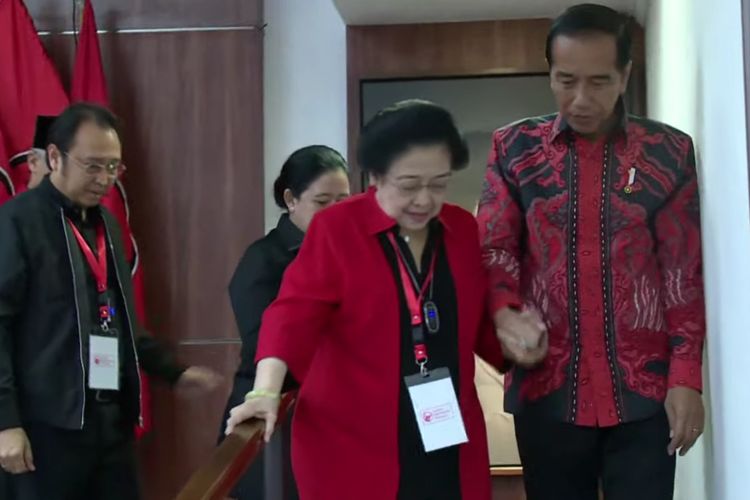 Presiden Joko Widodo Tampak memegangi tangan Ketua Umum PDI-P Megawati Soekarnoputri turun dari panggung mimbar Rakernas PDI-P 2023, Selasa (6/6/2023).