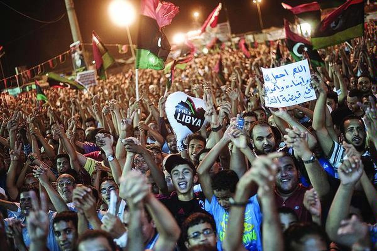 Puluhan ribu warga Libya di Benghazi, Libya timur, merayakan apa yang oleh para pemberontak diklaim sebagai kebangkitan perlawanan pertama melawan rezim Moammar Khadafy di Tripoli, ibu kota Libya, Minggu (21/8). Ledakan dan baku tembak terdengar di Tripoli, Sabtu malam, dan para saksi mata melaporkan melihat pertempuran di beberapa wilayah di Tripoli.