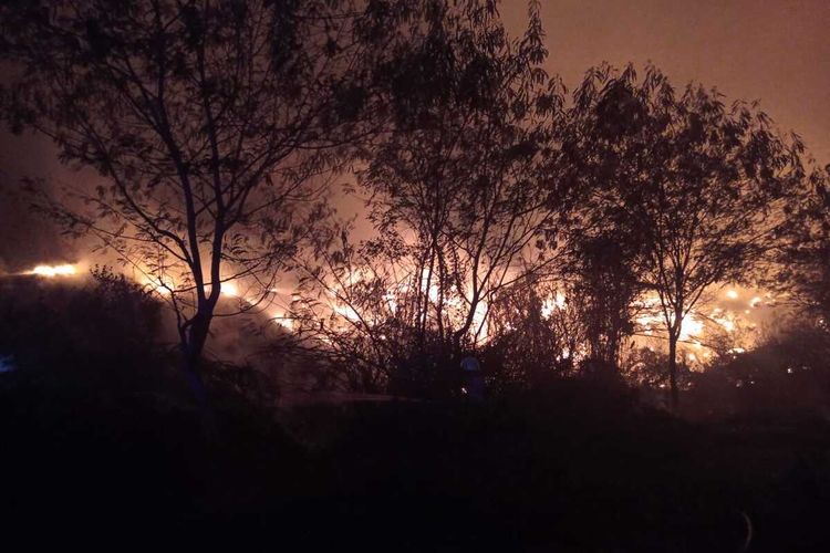 Kondisi lahan ilalang seluas 2.000 hekater yang terbakar di daerah Gunung Batu, Kabupaten Bandung, Jawa Barat pada Rabu (30/8/2023) sore tadi.