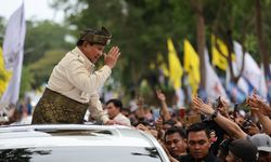 Disambut Ribuan Warga Kepri di Tengah Hujan, Prabowo: Terima Kasih Telah Menunggu Saya