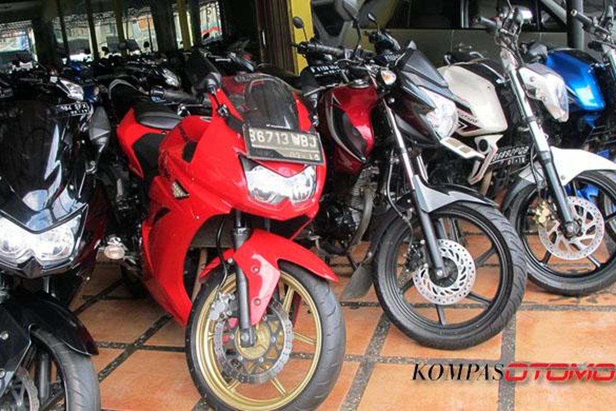 Deretan sepeda motor bekas yang di Duta Motor, Senin (9/6/2014). 