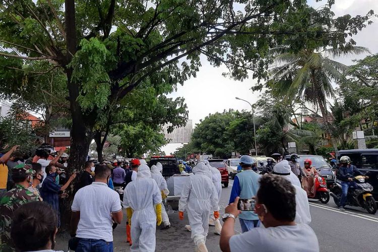 Tim gugus Tugas Covid-19 menyiagakan sebuah mobil ambulans untuk membawa kembali jasad pasien Covid-19 yang sebelumnya diambil paksa pihak keluarga, Jumat (26/6/2020). Upaya membawa kembali jenazah Covid-19 itu ikut dikawal ratusan anggota polisi di kawasan tersebut