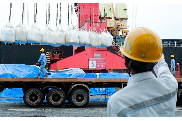 Di bawah naungan PT Indonesia Morowali Industrial Park (IMIP), Morowali yang dulunya sepi menjelma menjadi pusat hilirisasi nikel dengan investasi berskala global. 