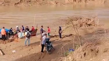 Perjuangan Guru Pascabanjir Aceh Tamiang, Menyeberang Sungai, Melewati Tebing Curam