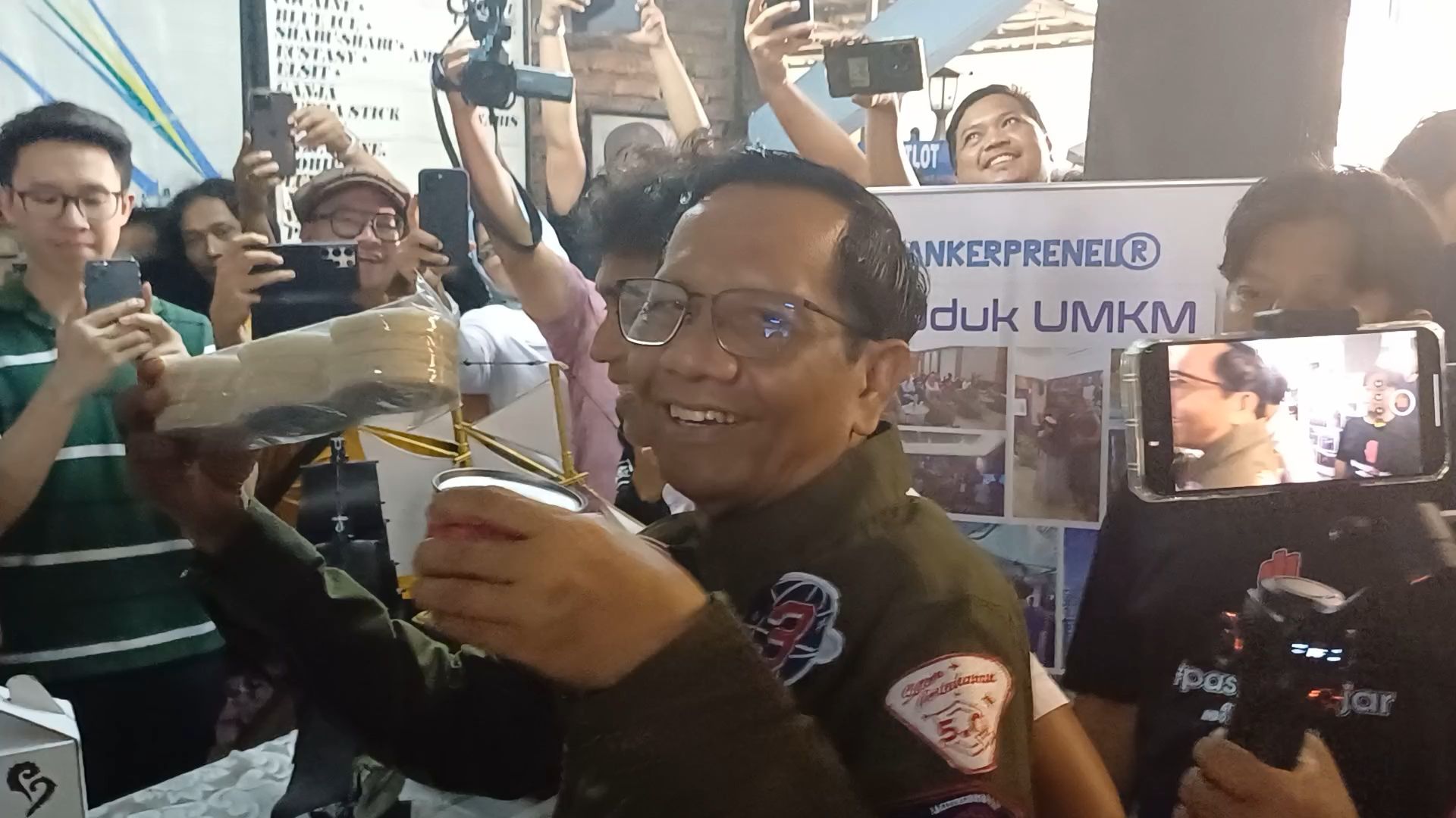 Datang ke Markas Slank, Mahfud MD Senang Bunda Iffet Suguhkan Masakan Khas