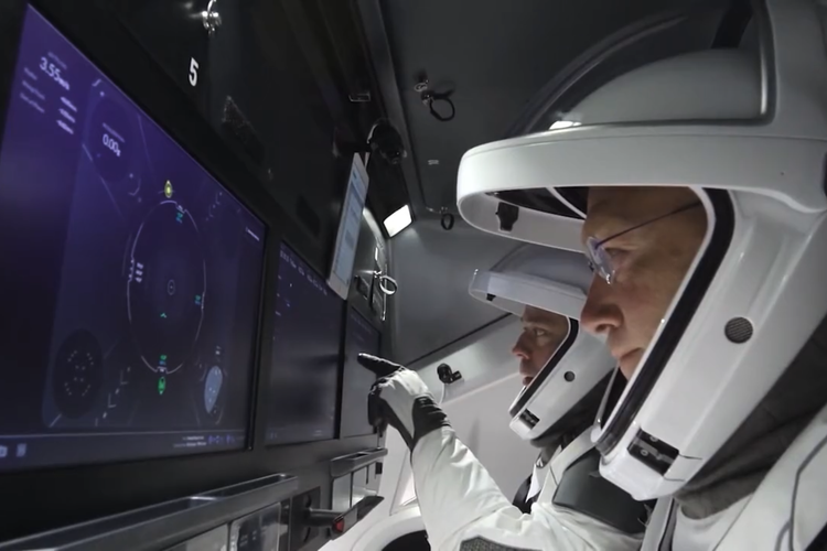 Cuplikan adegan dalam film dokumenter Return to Space