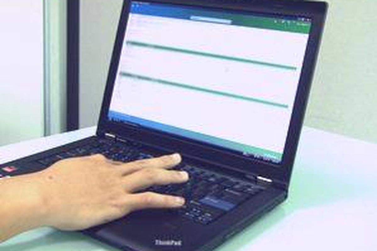 Layarnya 14 inci, tetapi fisiknya tipis (2,1cm) dan bobotnya hanya 1,77kg. 