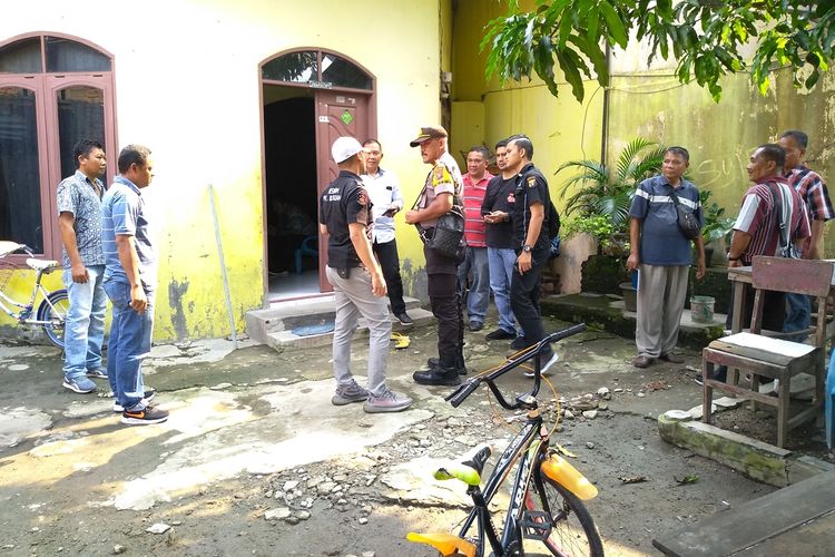 Kapolsek Medan Labuhan AKP Edi Safari saat tiba di rumah kakak ipar SA di Jalan Alfakah V, Kelurahan Tanjung Mulia Hilir, Kecamatan Medan Deli, Kamis (10/10/2019). Rumah ini berjarak sekitar 500 meter dari lokasi rumah Syahrial yang sudah digusur karena pembangunan jalan tol.