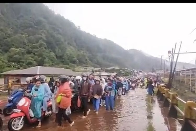  Jalur Penatapan Berastagi, Kabupaten Karo, Sumatera Utara, Banjir, Minggu (30/4/2023).