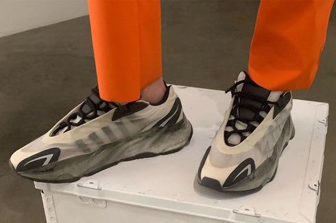 Sneaker Yeezy Boost 700 MNVN, Kreasi Terbaru dengan Warna Tulang