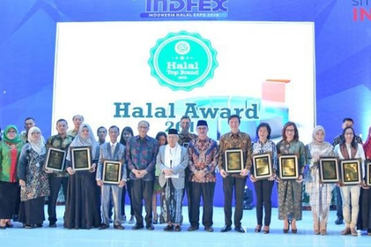 Sesi foto bersama para pemenang Halal Top Brand di Halal Award 2018 