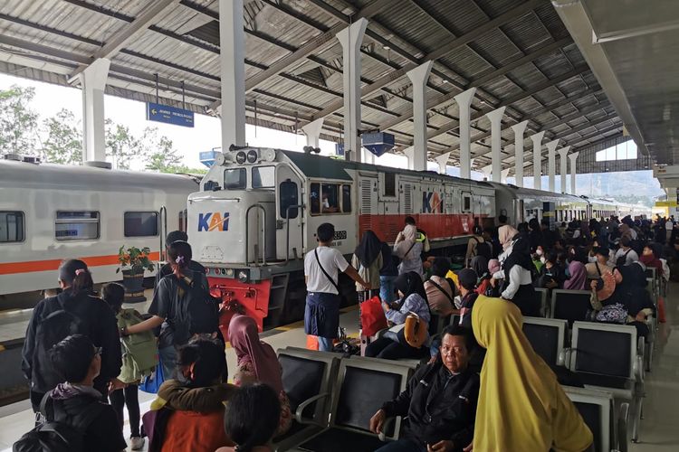 Kereta api tambahan relasi Ketapang - Jember saat berada di Stasiun Ketapang 