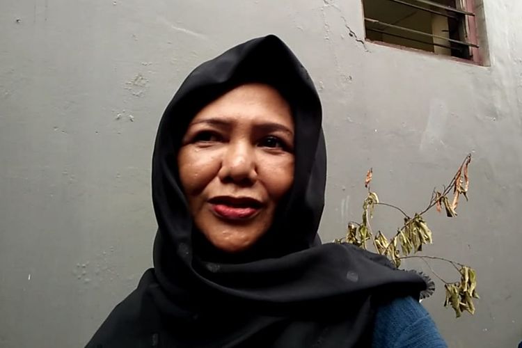 Ibu mertua Cecep Reza, Tuti Herawati saat ditemui di rumah duka, Rawamangun, Jakarta Timur, Selasa (19/11/2019).