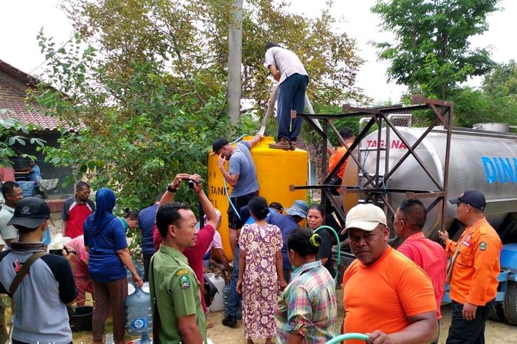 BPBD Kabupaten Magetan melakukan dropping air bersih ke dua Kecamatan yang terdampak kekeringan karena belum turun hujan, Senin (29/10/2018)