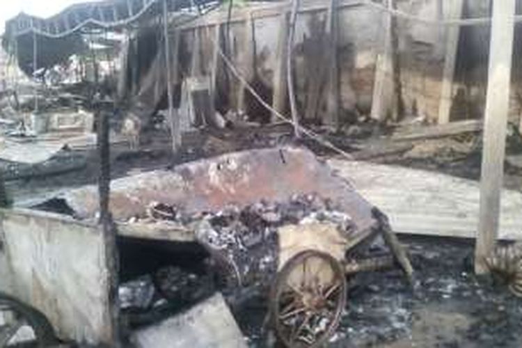Belasan kios di Stadion 23 Januari, Telaga, Kabupaten Gorontalo hangus terbakar. Diduga api berasal dari kompor gas yang lupa dimatikan pemiliknya usai berjualan
