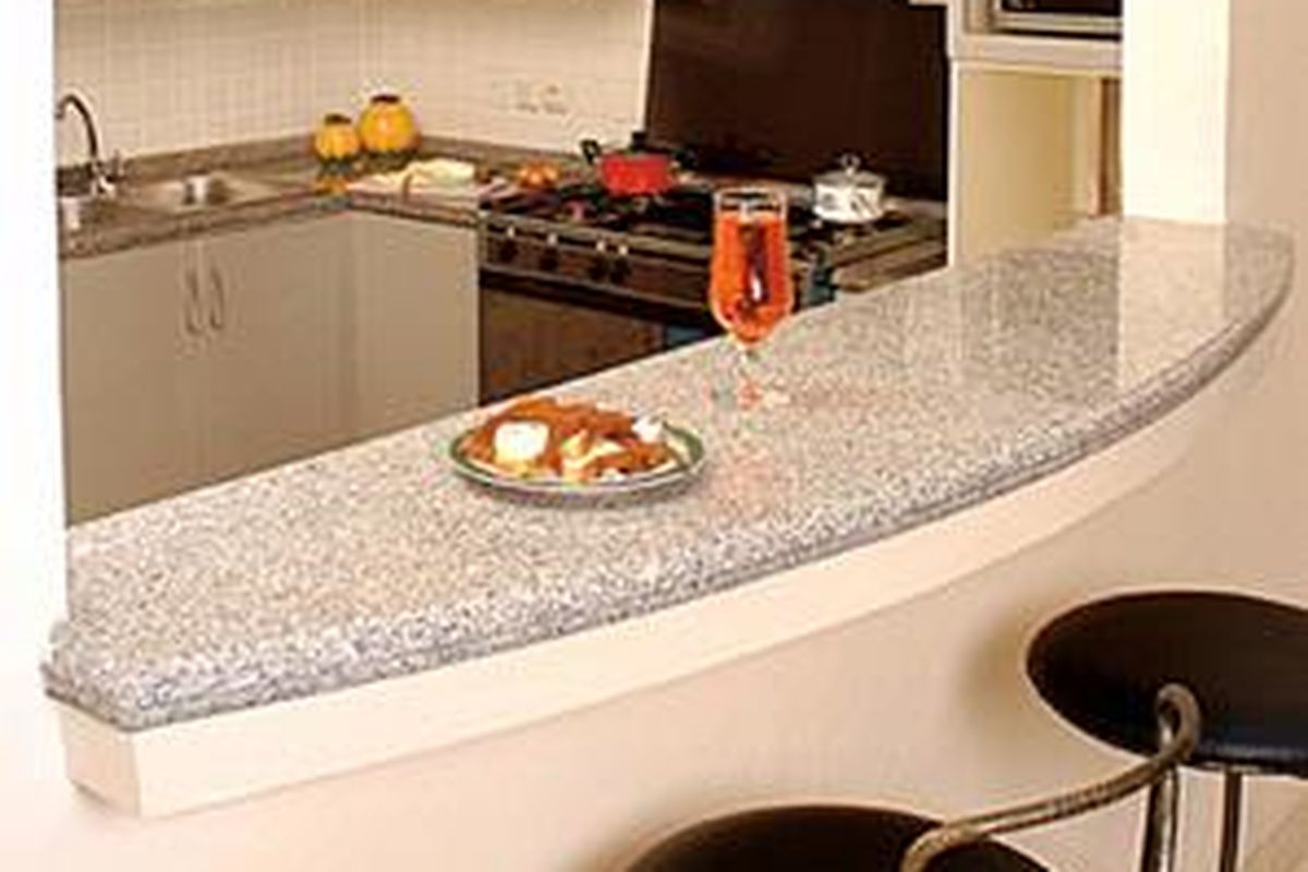 Dapur berkonsep bar bisa menjadi solusi menggabungkan dapur dan ruang makan. Meja bar bisa sekaligus difungsikan sebagai meja makan.