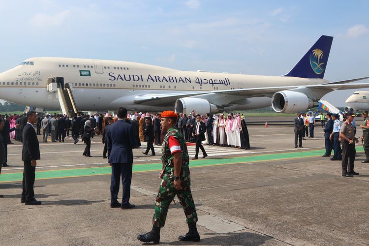 Raja Arab Saudi Salman bin Abdul Aziz Al Saud lepas landas dari Bandara Halim Perdanakusuma Jakarta, Sabtu (4/3/2017).