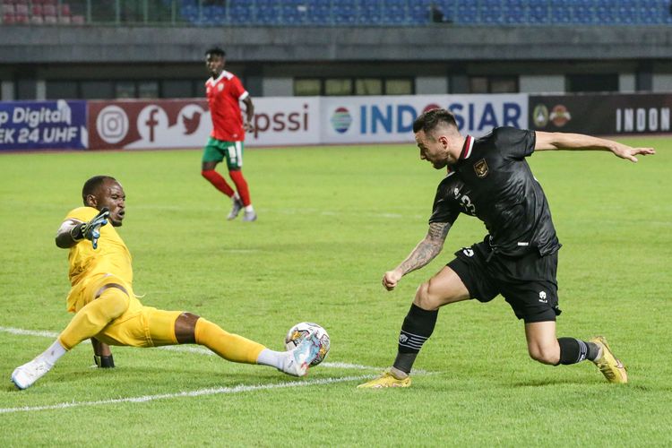 Pemain timnas Indonesia, Marc Klok berusaha berebut bola dengan pemain timnas Burundi, Rukundo Onesime saat pertandingan FIFA Matchday di Stadion Patriot Candrabhaga, Bekasi, Selasa (28/3/2023). Burundi ditahan imbang dengan skor 2-2.