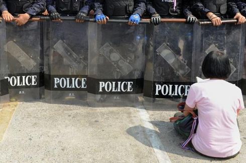 Polisi Thailand Bongkar Tenda Pengunjuk Rasa