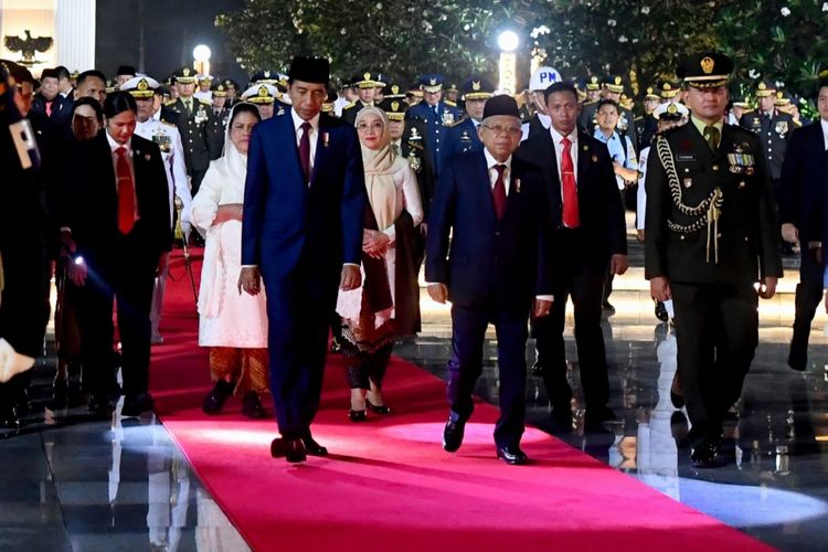 Presiden Joko Widodo dan Wakil Presiden Ma'ruf Amin saat menghadiri apel kehormatan dan renungan suci di Taman Makam Pahlawan (TMP) Nasional Utama Kalibata, Jakarta, pada Kamis (17/8/2023) dinihari.