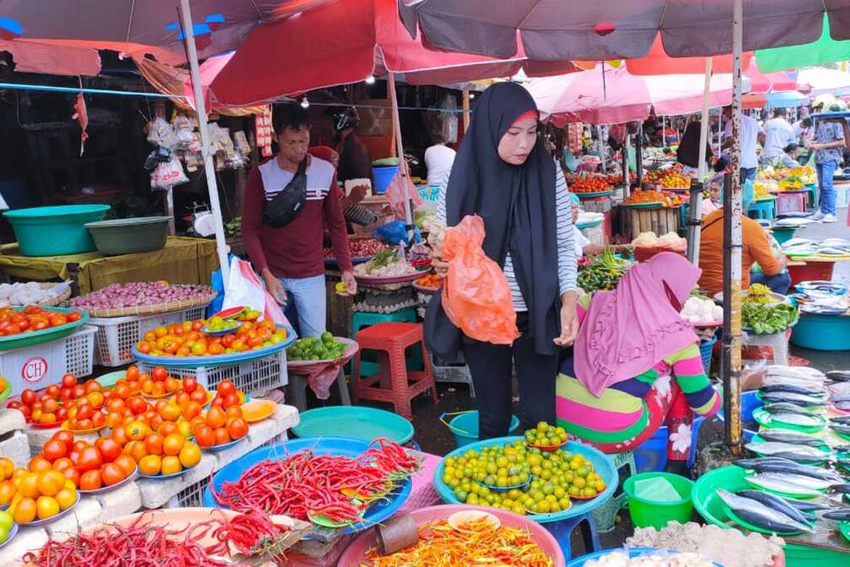 Sejumlah pedagang di Pasar Mardika Ambon tidak lagi mengenakan masker saat beraktifitas di pasar yang telah ditetapkan sebagai lokasi protokol Covid-19 tersebut, Jumat (21/8/2020)