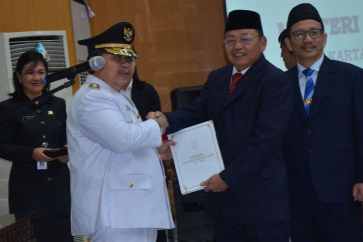 Mantan Gubernur Kalbar, Cornelis, memberikan ucapan selamat kepada penjabat Gubernur Kalimantan Barat Doddy Riyadmadji seusai pelantikan di Jakarta, Senin (15/1/2018).
