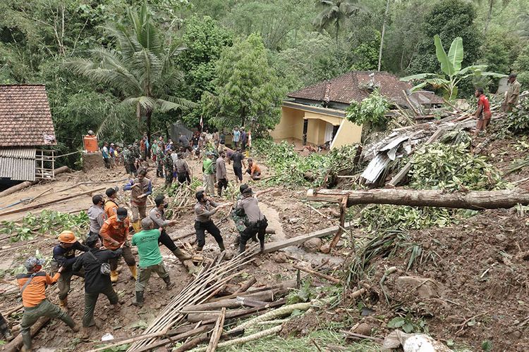 Sejumlah petugas dan relawan dibantu oleh warga, melakukan proses pencarian korban longsor di Desa Banjarpanepen, Sumpiuh, Banyumas, Jateng, Selasa (17/11/2020). Longsor terjadi pada Selasa dini hari, satu orang ditemukan tewas, sementara tim gabungan terus berupaya mengevakuasi tiga korban tertimbun lainnya yang belum ditemukan.