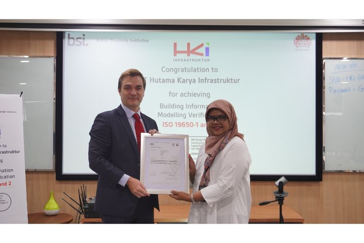 Managing Director British Standards Institution (BSI) ASEAN menyerahkan sertifikat ISO Building Information Modelling (BIM) 19650 tahap 1 dan 2 kepada Direktur Utama HKI Aji Prasetyanti di kantor pusat HKI, Jakarta, Rabu (5/10/2022) 

