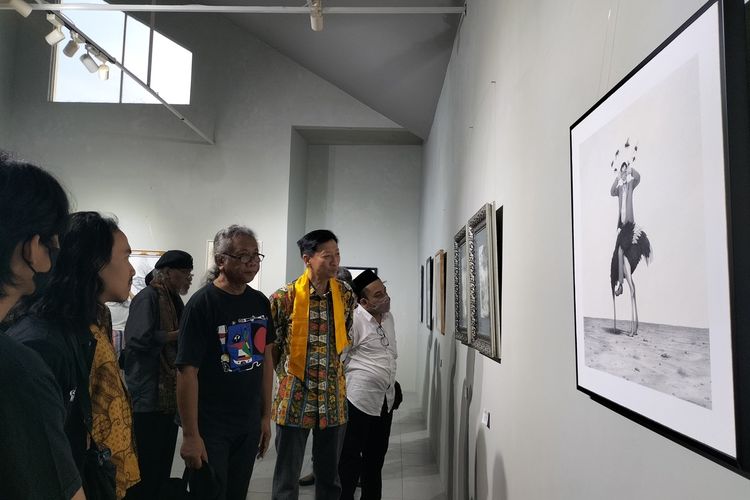 Potret Pameran Drawing 'Madhang Gedhen', sekitar 40an karya perupa ditampilkan secara offline, dengan menampilkan garis dan goresan penuh makna dari setiap karya yang ditampilkan di NN Artspace, Kabupaten Karanganyar, Jawa Tengah.