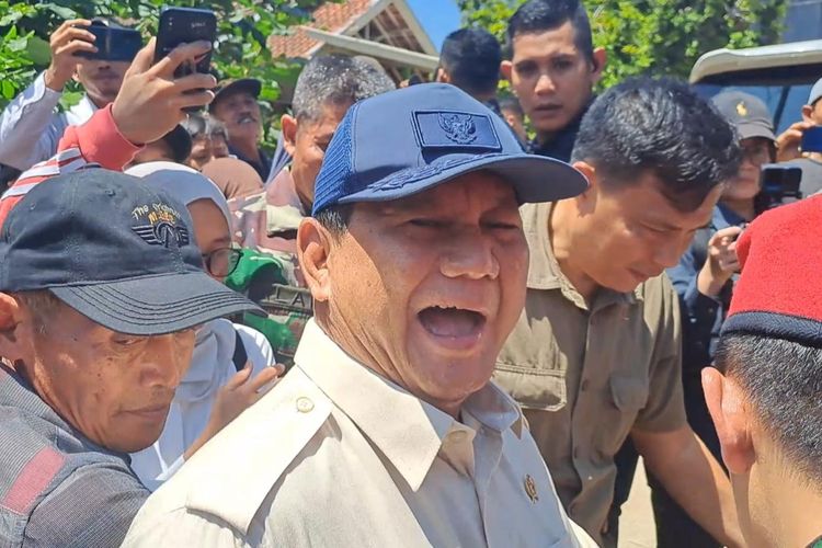 Capres nomor urut 1 Prabowo Subianto tertawa saat ditanya mengenai penegakan hukum di era Presiden Jokowi mendapat rapor merah di Lebak, Minggu (19/11/2023). 
