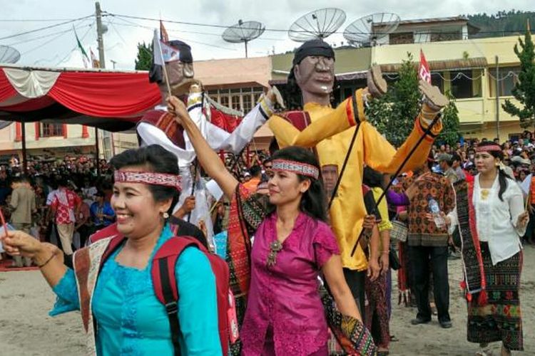 Patung kayu Sigale-gale menari tor-tor dalam Pembukaan Festival Danau Toba 2016 di Muara, Tapanuli Utara, Sumatera Utara, Jumat (9/9/2016) sore.