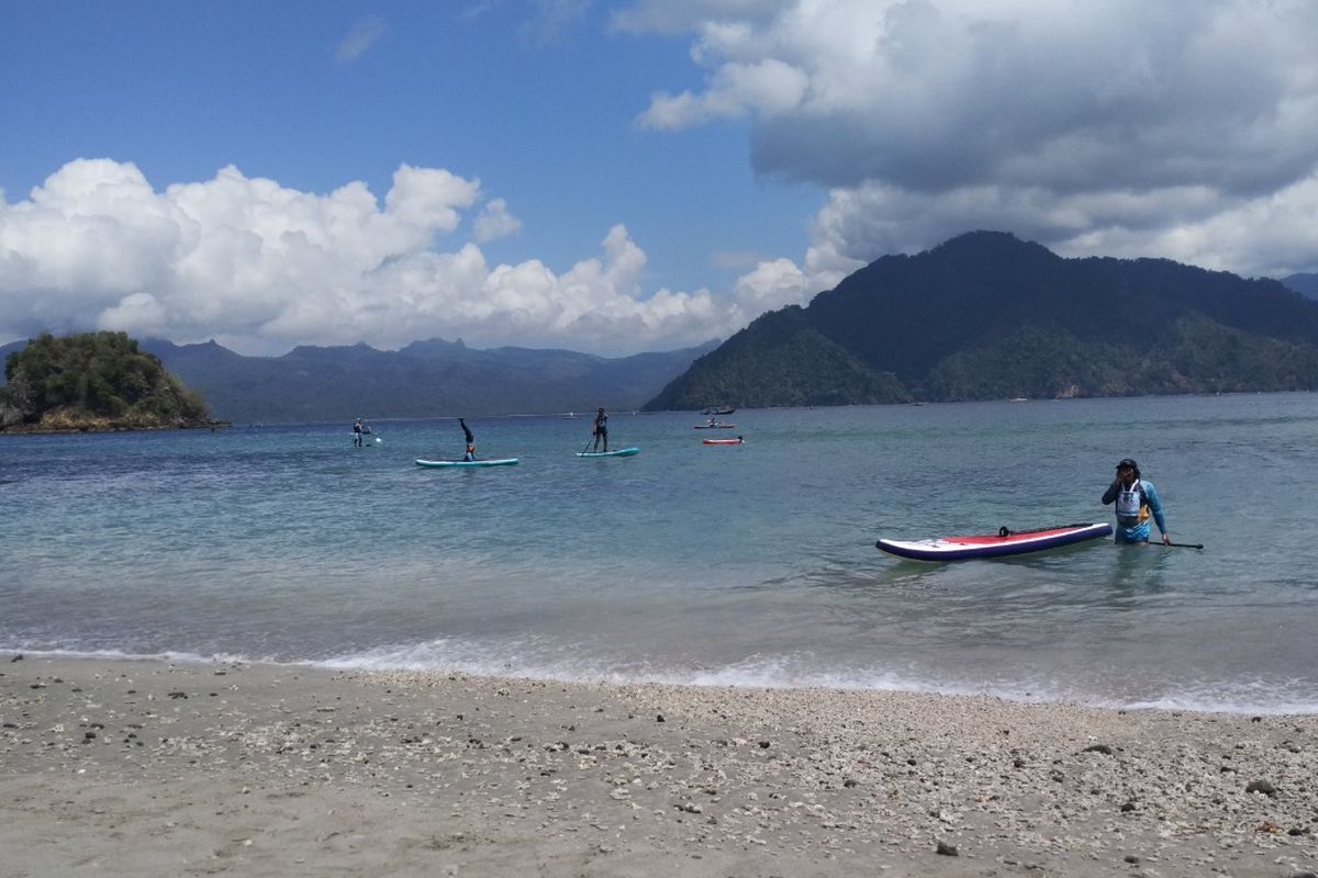 Seorang pengunjung bermain paddle board di Pantai utiara, Watulimo, Trenggalek.