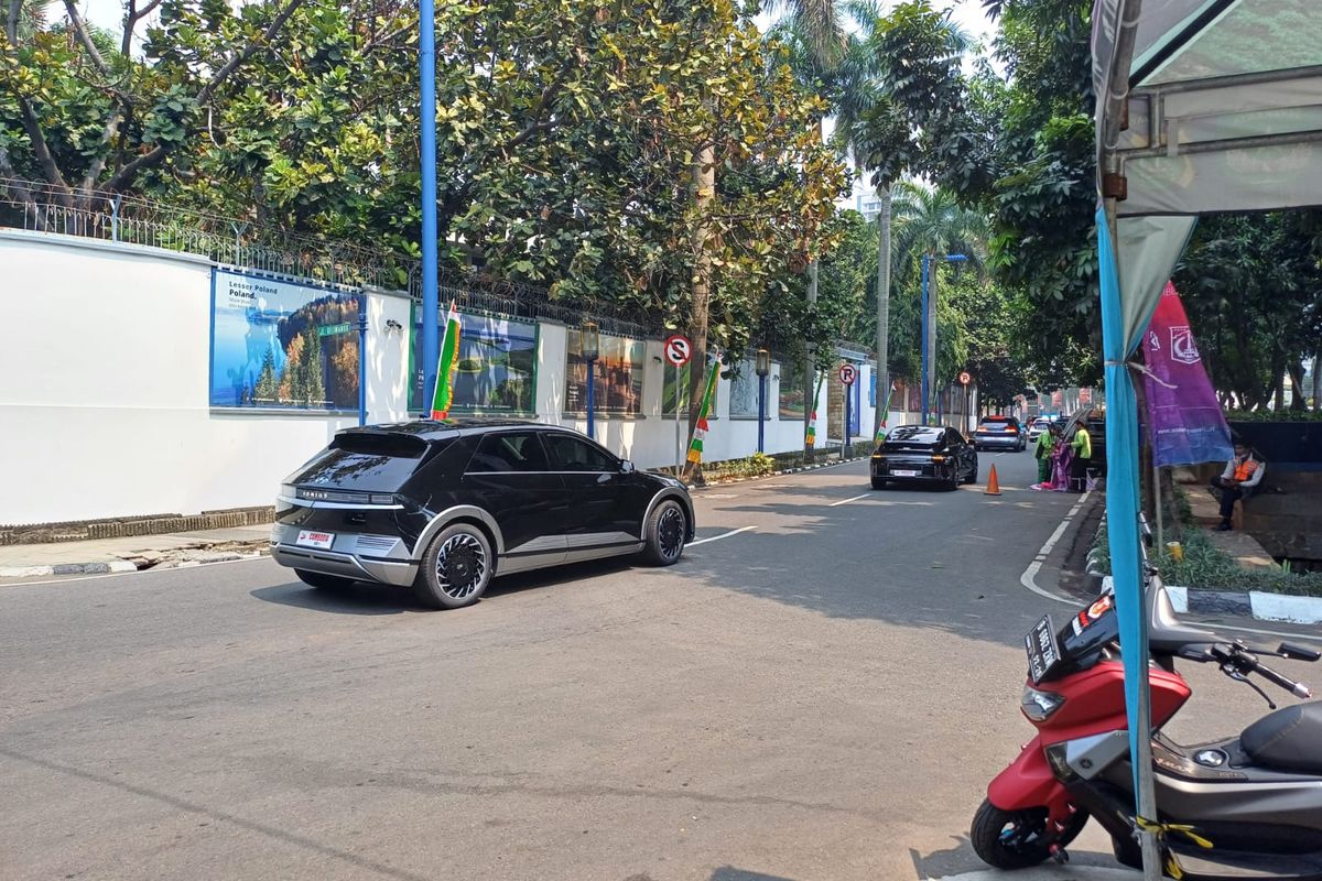 Mobil listrik yang dipakai salah satu pejabat perwakilan KTT ke-43 ASEAN perwakilan Kamboja, melewati Jalan HR Rasuna Said, Sabtu (2/9/2023).