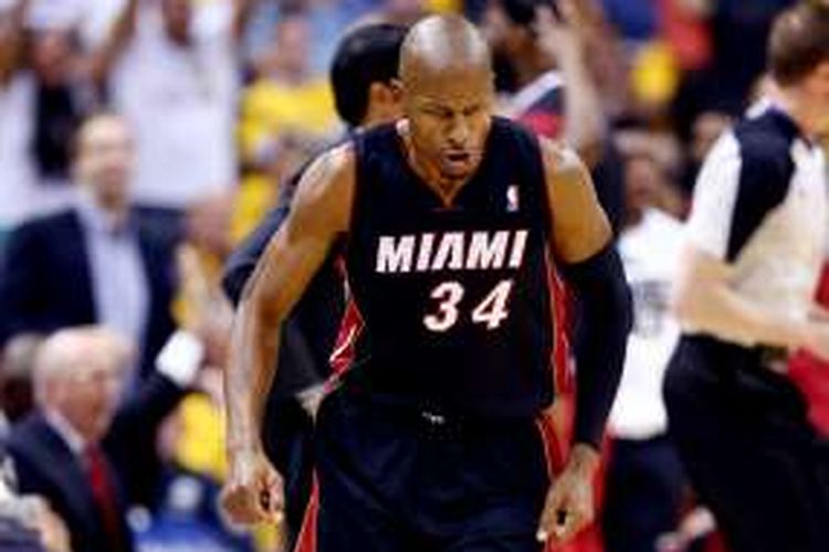 Pebasket Miami Heat, Ray Allen, bereaksi setelah melakukan tembakan tiga angka pada gim kelima Final Wilayah Barat NBA Playoff 2014 melawan Indiana Pacers di Bankers Life Fieldhouse, 28 Mei 2014.