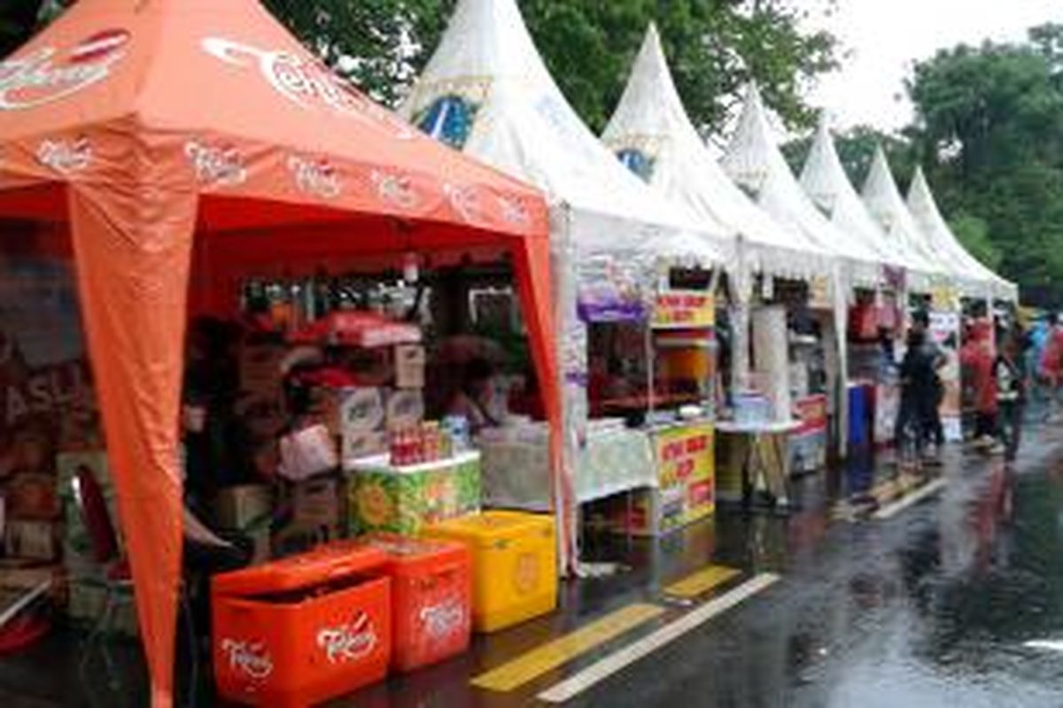 Deretan tenda pedagang kaki lima yang siap menjajakan dagangannya di sepanjang Jalan Medan Merdeka Selatan dalam Jakarta Night Festival 2014, Rabu (31/12/2014).