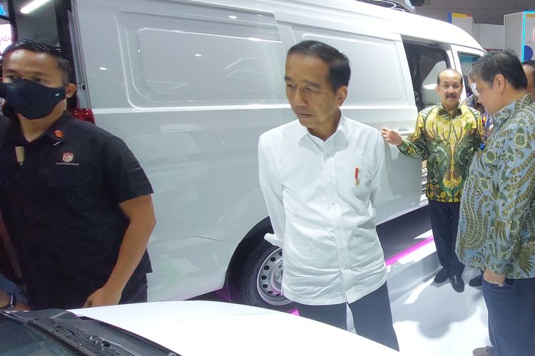 Jokowi kunjungi booth Esemka di IIMS 2023