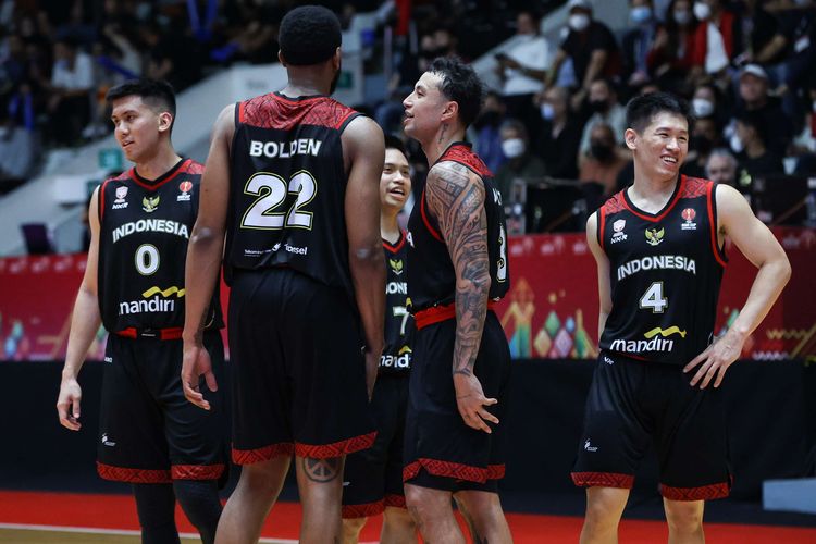 Pemain timnas basket Indonesia saat laga melawan Arab Saudi dalam FIBA Asia Cup 2022 di Istora Senayan Jakarta, Selasa (12/7/2022).  Timnas basket Indonesia menang telak 80-54 atas Arab Saudi pada laga pertama Grup A FIBA Asia Cup 2022. Terdekat, Indonesia akan menghadapi Australia pada laga terakhir Grup A FIBA Asia Cup 2022, Sabtu (16/7/2022).