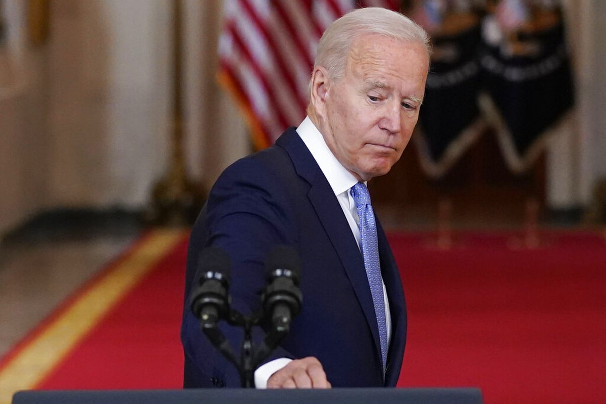 Presiden Joe Biden berbalik meninggalkan podium setelah berbicara tentang berakhirnya perang di Afghanistan dari Ruang Makan Negara Gedung Putih, Selasa, 31 Agustus 2021, di Washington. 