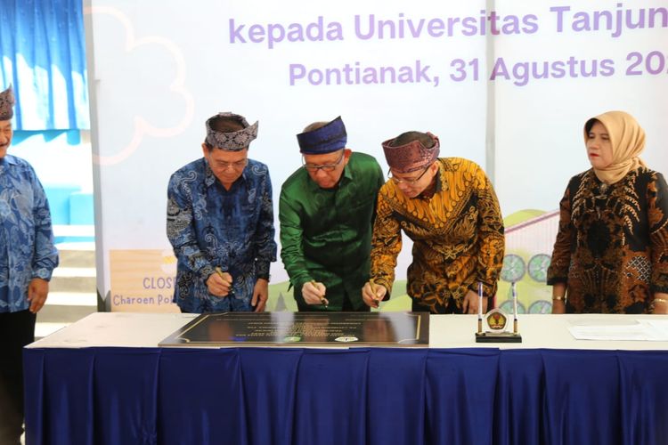 Acara penandatangan Prasasti Peresmian Closed House Universitas Tanjungpura ditandatangani Presiden Direktur PT. Charoen Pokphand Indonesia Tbk., Gubernur Kalbar, dan Rektor Untan (31/8/2023).