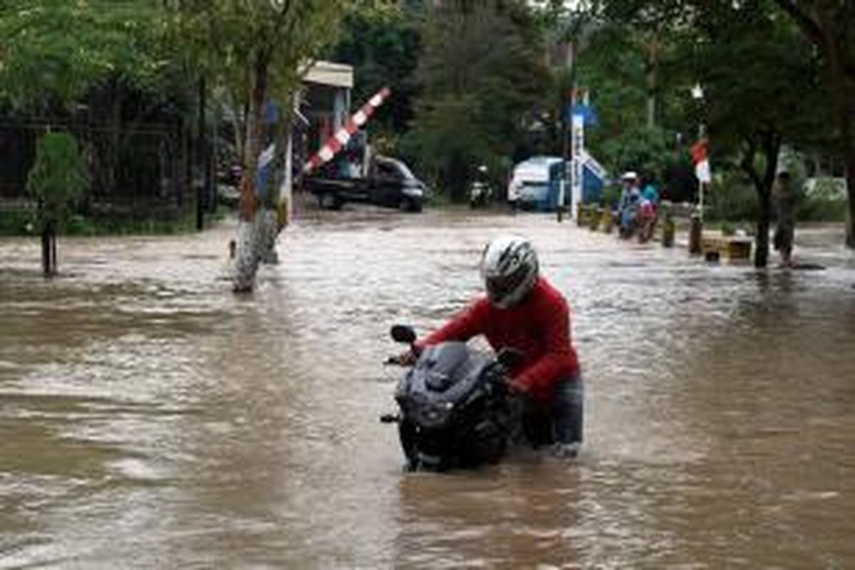 Daerah Sumompo, Kota Manado kembali terendam banjir akibat hujan yang tidak berhenti sejak Sabtu (28/12/2013) subuh.