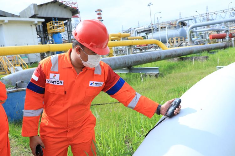 Seorang petugas dari Kementerian Perhubungan sedang memeriksa keamanan kilang minyak untuk melakukan verifikasi lapangan guna pembuatan rekomendasi penetapan Daerah Terlarang Terbatas (DTT) di wilayah fasilitas Pertamina yang ada di Muara Karang, Jakarta Utara, Rabu (8/3/2023).
